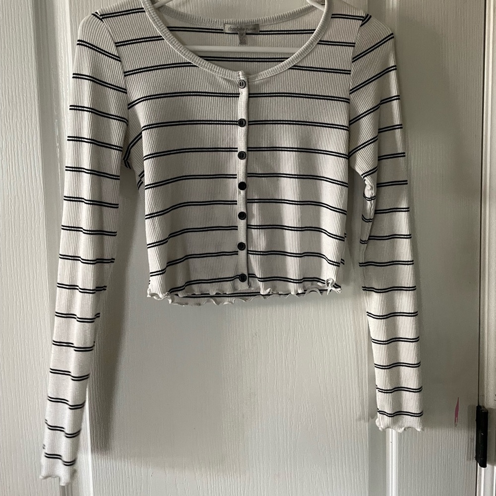 White and black stripped long sleeve crop top